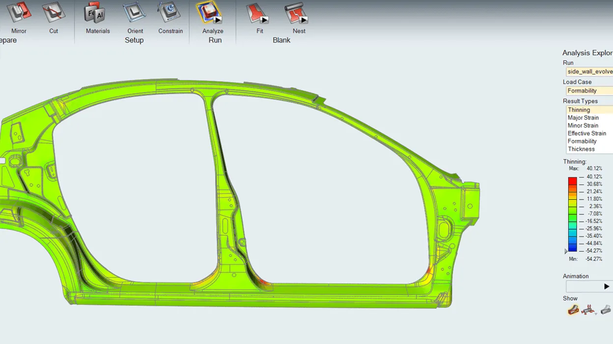 Mapa de adelgazamiento sobre un lateral de carrocería en Simcenter Inspire Form, con la escala de porcentajes en el panel Analysis Explorer